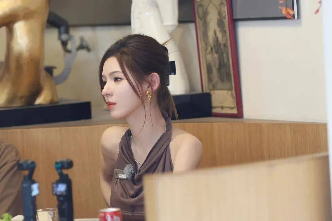 走的衣架子她这直角肩太绝了！冰球突破正规网站张予曦｜行(图2)