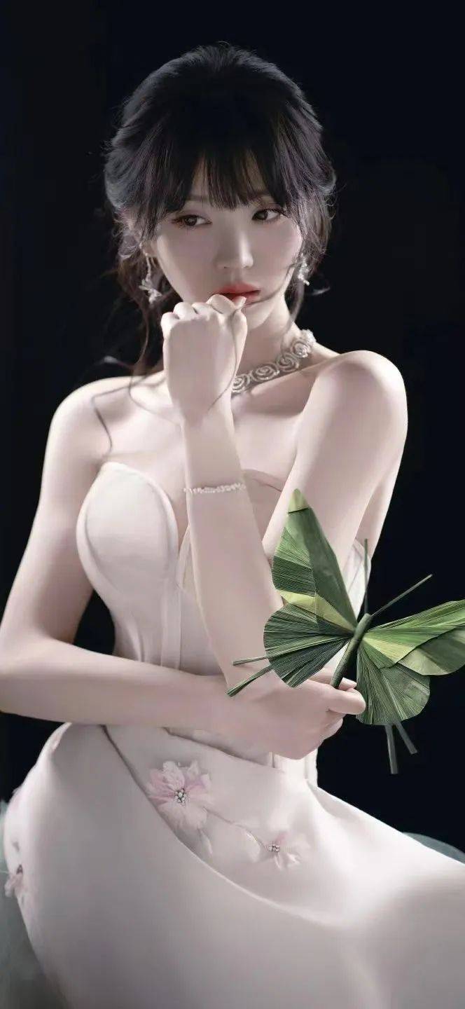 走的衣架子她这直角肩太绝了！冰球突破正规网站张予曦｜行(图6)